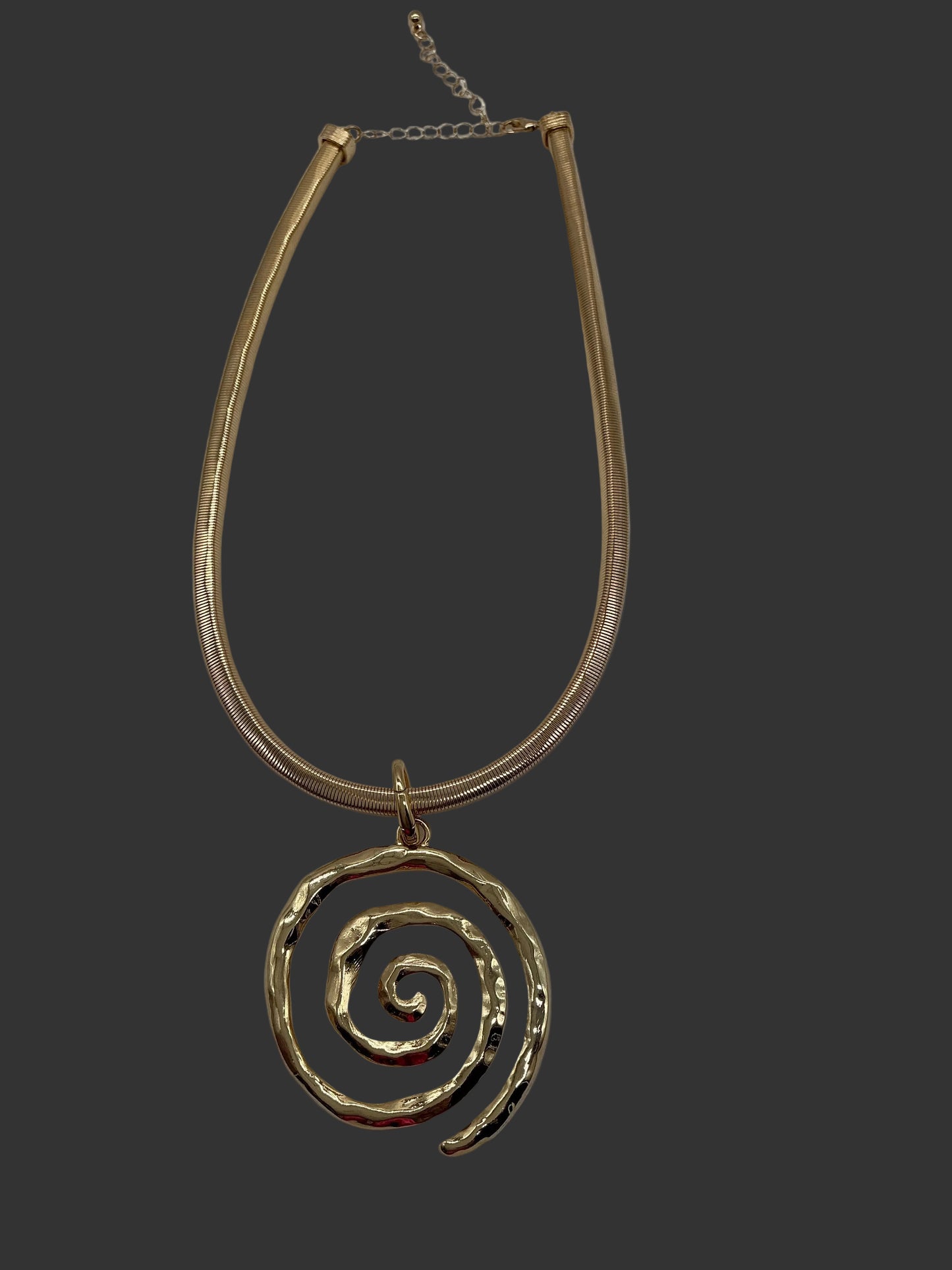 GOLD CHOKER WITH CHARM