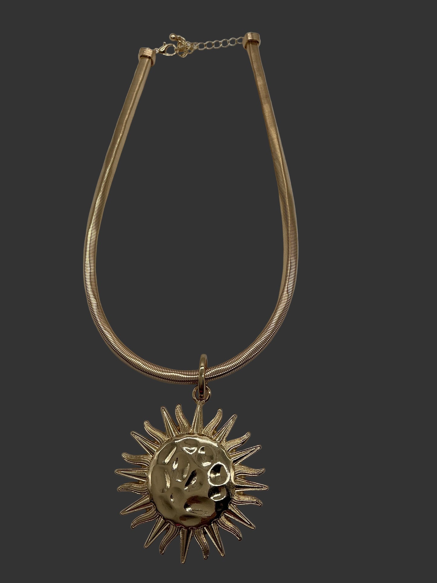 GOLD CHOKER NECKLACE WITH SUNBURST CHARM