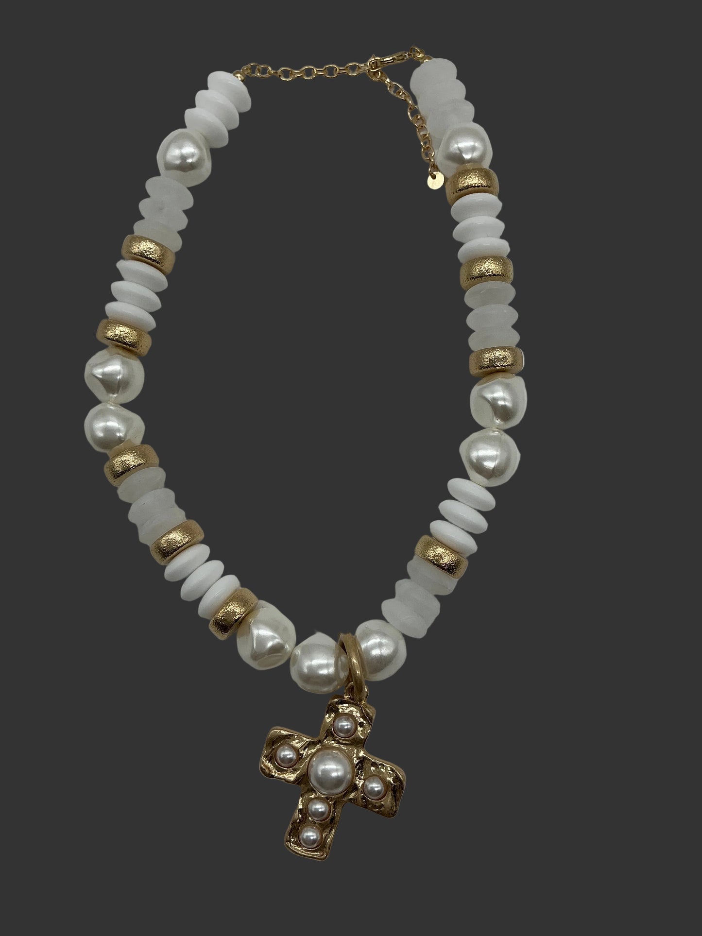 GOLD/WHITE/PEARL NECKLACE W/CROSS CHARM