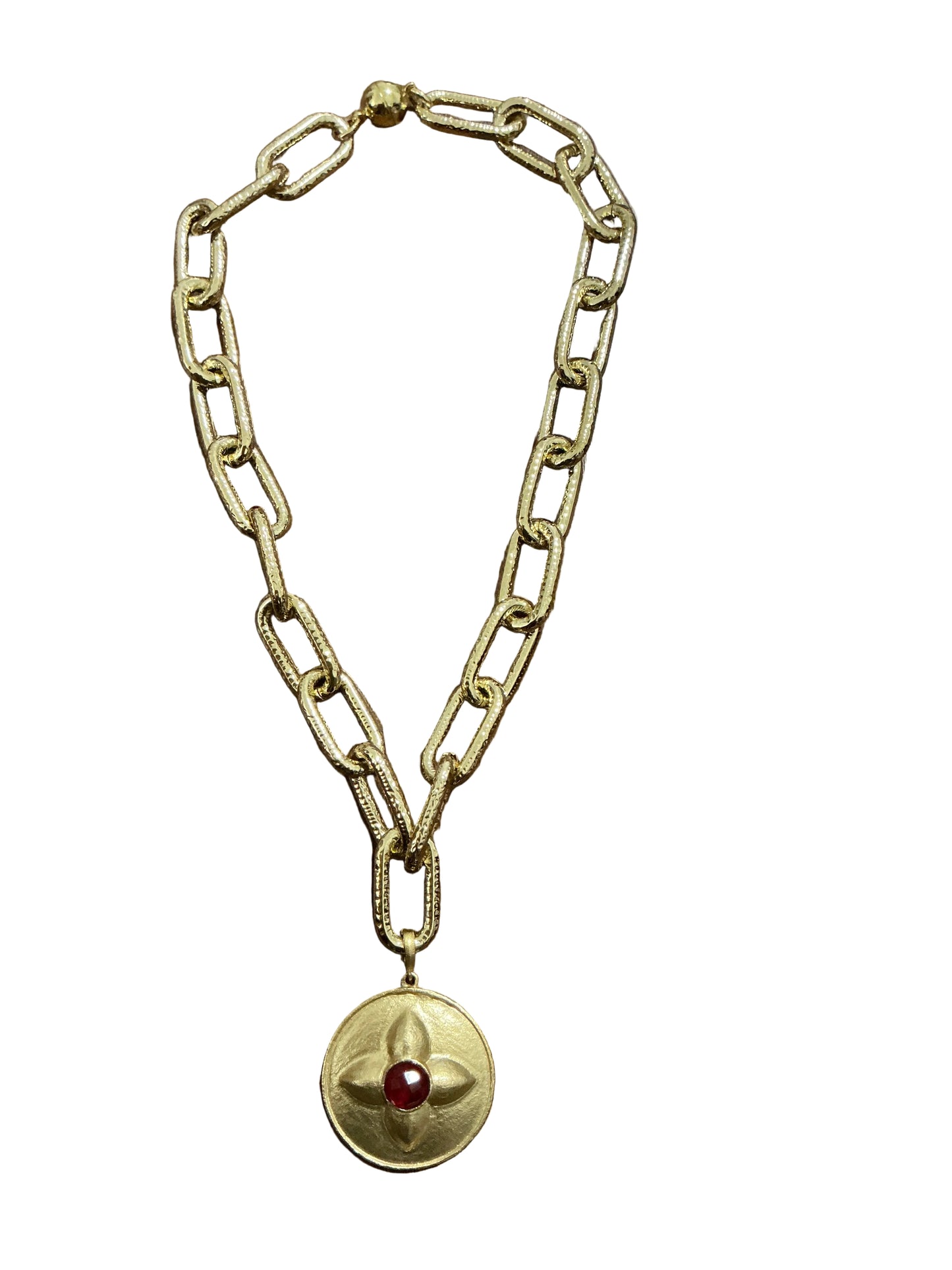 HAMMERED GOLD CHAIN W/GOLD & RED JEWEL ACCENT PENDANT