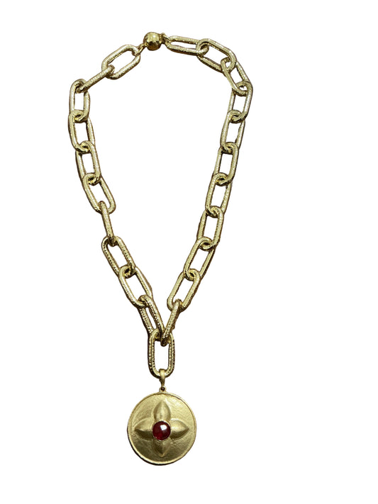 HAMMERED GOLD CHAIN W/GOLD & RED JEWEL ACCENT PENDANT