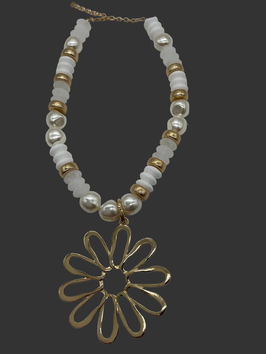 GOLD/WHITE/PEARL BIG FLOWER CHARM NECKLACE