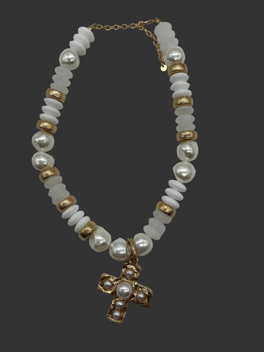 GOLD/WHITE/PEARL NECKLACE W/CROSS CHARM